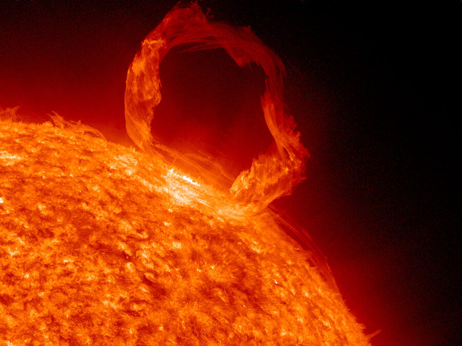 Erupción solar, emisión ultravioleta extrema
